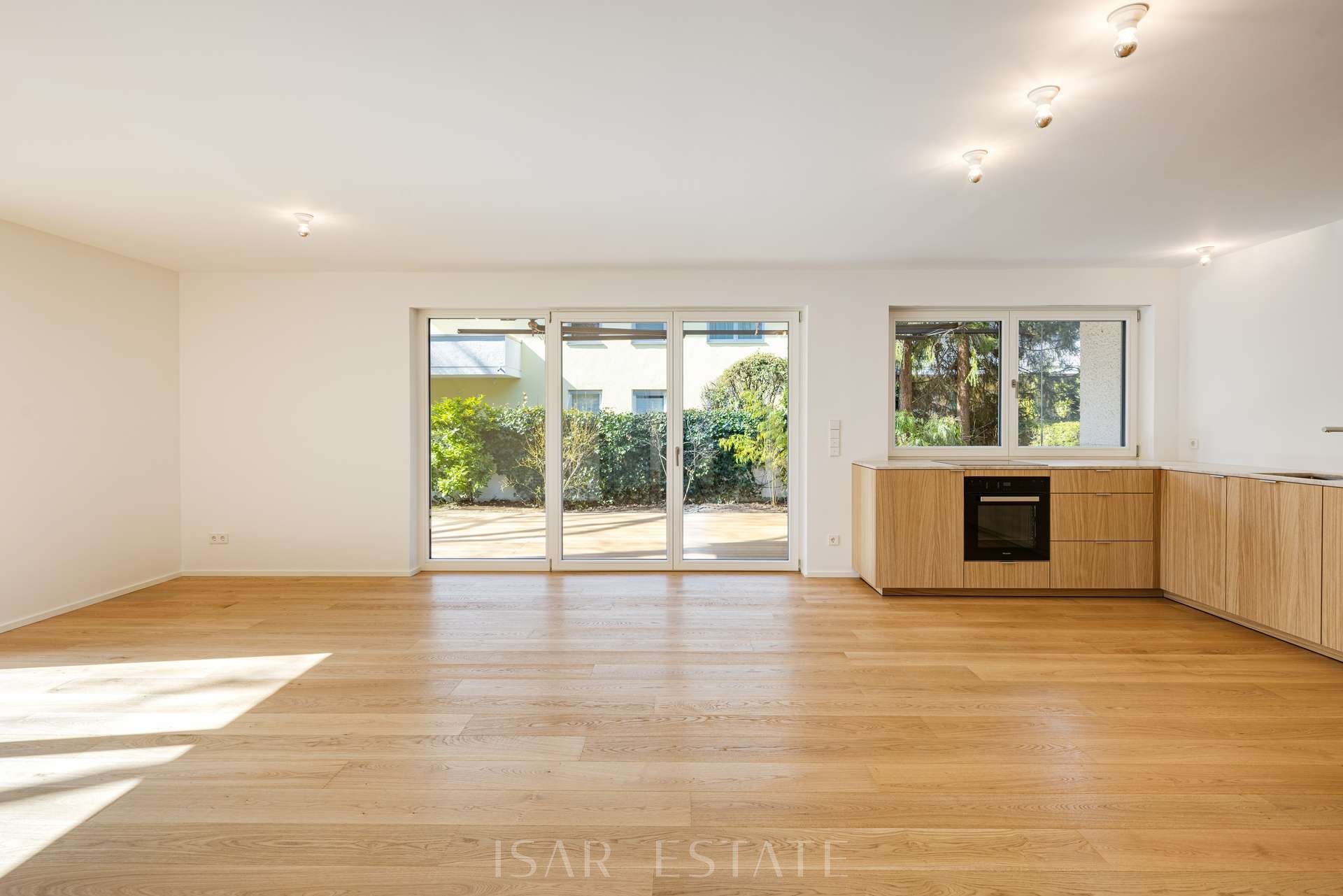 Küche mit Blick auf Terasse